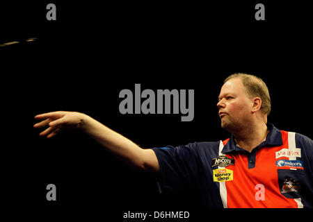 RAYMOND VAN BARNEVELD in Aktion gegen MICHAEL VAN GERWEN Woche 11 der McCoys Premier League Darts bei The O2, Dublin, Stockfoto