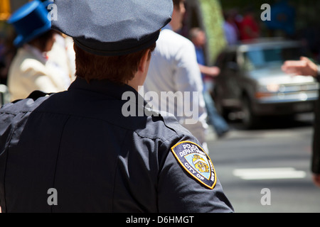 Detail des NYPD Police Officer und Abzeichen auf Schulter der Uniform aus Seitenansicht auf Straße von New York Ikone aus den Augen zu schließen Stockfoto