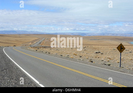 Die Straße von El Calafate nach El Chalten windet sich in ganz flachen Pampa.  El Chalten, Argentinien.