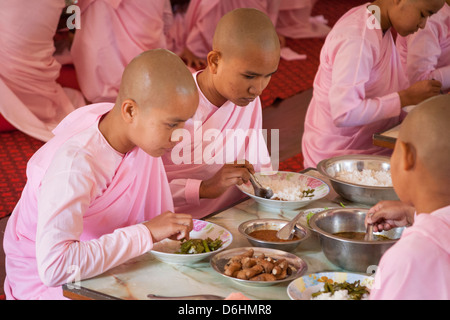 Nonnen, die ihre Mahlzeiten, Sakyadhita-Thilashin-Kloster-Schule, Sagaing, in der Nähe von Mandalay, Myanmar (Burma) Stockfoto