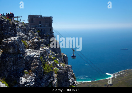 Touristen in Sicht und Table Mountain Luftseilbahn, Cape Town, Südafrika Stockfoto