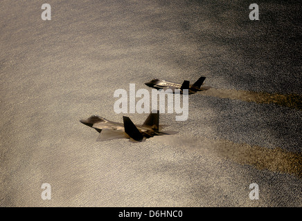 Ein Stealth-Kampfflugzeug der US Air Force F-22A Raptor und F-35A Lightning II den joint Strike Fighter fliegen über der Küste von Florida 19. September 2012, Elgin, Florida. Stockfoto