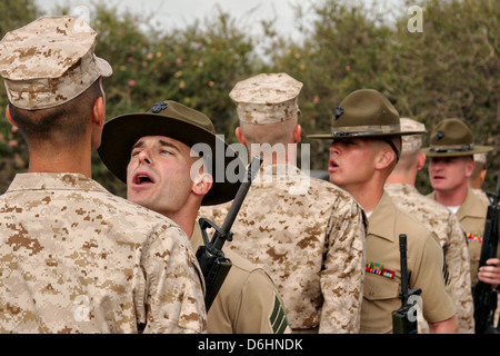 Ein US Marine Corps Recruit reagiert auf die schreienden Herausforderungen der senior Drill Instructor bei einheitlichen Inspektion im Marine Corps zu rekrutieren Depot San Diego 5. April 2013 in San Diego, Kalifornien. Stockfoto