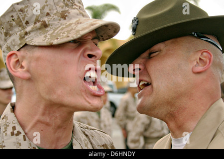 Ein US Marine Corps Recruit reagiert auf die schreienden Herausforderungen der senior Drill Instructor bei einheitlichen Inspektion im Marine Corps zu rekrutieren Depot San Diego 5. April 2013 in San Diego, Kalifornien. Stockfoto