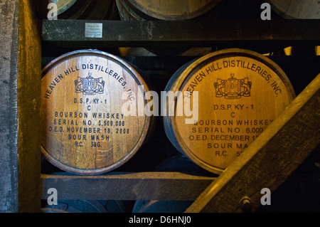 Meilenstein-Weißeichenfässer Bourbon Whiskey Alterung in einem Rick Haus bei Heaven Hill Distillery in Bardstown, Kentucky Stockfoto