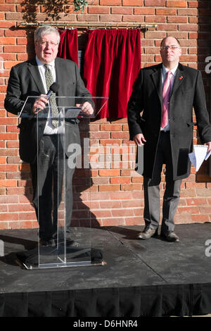 Derby UK | Rt Hon Patrick McLoughlin MP (links) Staatssekretär für Transport und Hofrat Paul Bayliss (rechts) Führer der Derby Stadtrat enthüllen eine Gedenktafel für den Transport Interchange Verbesserungen am Bahnhof von Derby 18. April 2013 öffnen Stockfoto