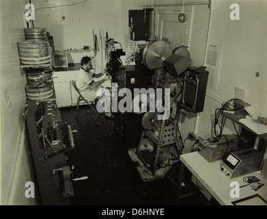 Dieses Foto zeigt die Convair/General Dynamics-Anlage und das Personal, das an der Entwicklung militärischer und ziviler Flugzeuge beteiligt ist. Diese Beiträge sind Teil der Sammlung des SDASM, in der wichtige Fortschritte in der Luft- und Raumfahrt dokumentiert werden. Stockfoto