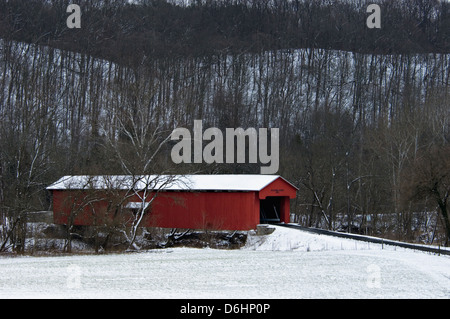 Straße nach Busching überdachte Brücke am Laughery Creek in Ripley County, Indiana Stockfoto