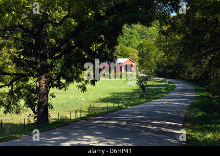 Straße nach Busching überdachte Brücke am Laughery Creek in Ripley County, Indiana Stockfoto