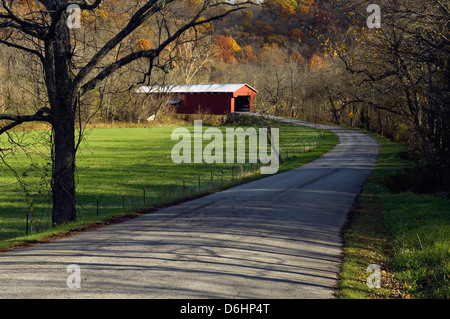 Straße nach Busching überdachte Brücke am Laughery Creek in Ripley County, Indiana Stockfoto