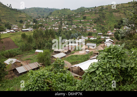 Sanfte Hügel und Dörfer prägen die Landschaft des Territoriums Masisi, Provinz Nord-Kivu im Osten der Dr Kongo. Stockfoto