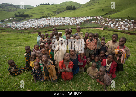 Kinder drängen zusammen außerhalb Kishusha – Rubaya Camp in der Provinz Nord-Kivu im Osten der Dr Kongo. Stockfoto