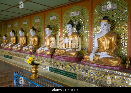 Buddha-Statuen im Inneren U-Min-Thonze-Pagode, Sagaing, in der Nähe von Mandalay, Myanmar (Burma) Stockfoto