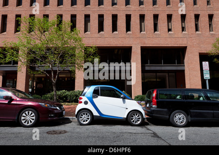 SmartCar zwischen zwei Autos geparkt Stockfoto