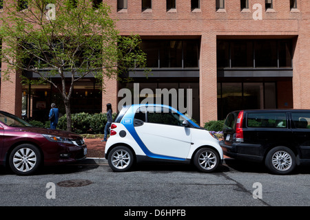 SmartCar zwischen zwei Autos geparkt Stockfoto