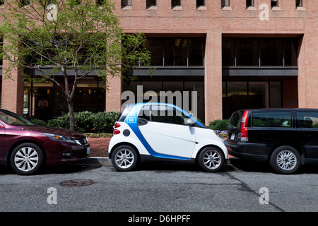 SmartCar zwischen zwei Autos geparkt Stockfoto