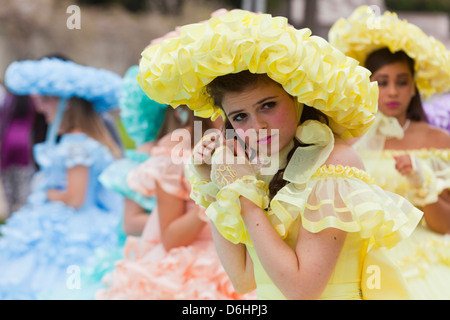 Junge Mädchen tragen Südstaatenschönheit Kostüme - USA Stockfoto