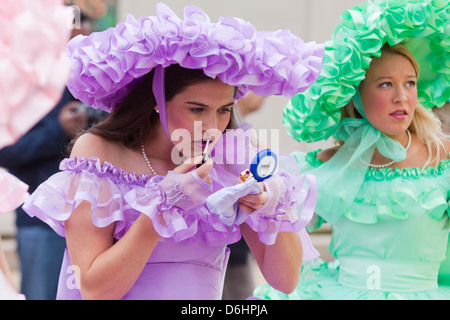 Südstaatenschönheit in Tracht beim Schminken - USA Stockfoto