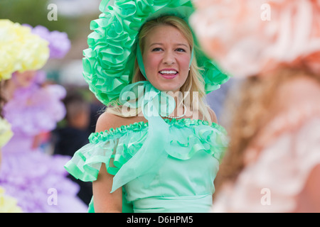 Junge Mädchen tragen Südstaatenschönheit Kostüme - USA Stockfoto