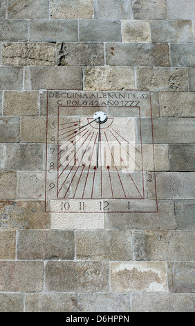 Eine Kirchenwand Sonnenuhr am Turm der Burg von Montjuic in Barcelona, Spanien Stockfoto