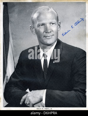 Edwin „Buzz“ Aldrin, der zweite Mann, der auf dem Mond läuft, ist eine Schlüsselfigur in der Geschichte der Weltraumforschung. Sein Autogramm ist ein bedeutendes Stück des Vermächtnisses der NASA-Mission Apollo 11. Stockfoto