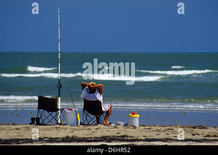 Surf-Fischer warten auf einen Bissen auf Galveston Island Texas Stockfoto