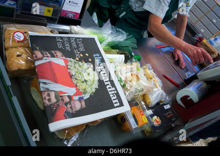 Titelseite der Wächter Zeitung Berichterstattung über die Thatcher-Beerdigung 18. April 2013 als das Papier durchläuft der Kasse mit Lebensmitteln in Morrisons Supermarkt Cardiff, Wales, UK KATHY DEWITT Stockfoto