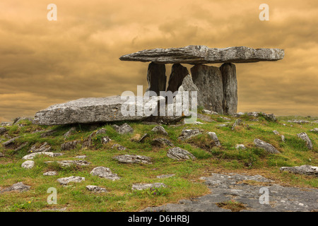 Poulnabrone Dolmen. Burren. County Clare. Irland. Burren Nationalpark. Poulnabrone Portal Grab in Karstlandschaft. Stockfoto