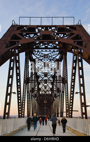 Fußgänger zu Fuß am neu eröffneten große vier-Brücke in Louisville, Kentucky Stockfoto