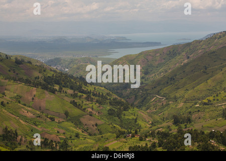 Sanfte Hügel und Dörfer prägen die Landschaft des Territoriums Masisi, Provinz Nord-Kivu im Osten der Dr Kongo. Stockfoto