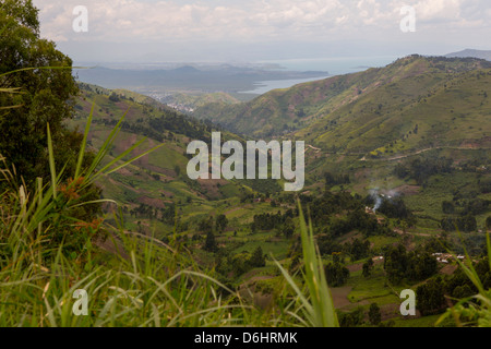 Sanfte Hügel und Dörfer prägen die Landschaft des Territoriums Masisi, Provinz Nord-Kivu im Osten der Dr Kongo. Stockfoto