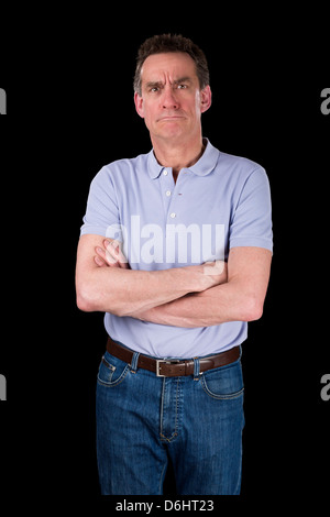 Verärgerte stirnrunzelnd mürrisch mittleren Alter Mann mit Armen gefaltet schwarzen Hintergrund Stockfoto