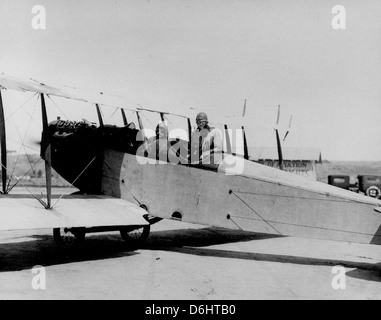 Dieses Bild zeigt T. Claude Ryan neben einem Luftfotografen vor einem Curtiss JN-4 Jenny. Die Jenny, ein Doppeldecker, der während des Ersten Weltkriegs weit verbreitet war, war von entscheidender Bedeutung für die Entwicklung der US-Luftfahrt und Luftfotografie. Stockfoto