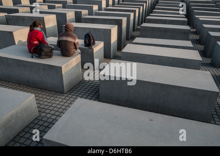 Ein junges Paar, die Reflexion auf das jüdische Mahnmal in Berlin Deutschland Stockfoto