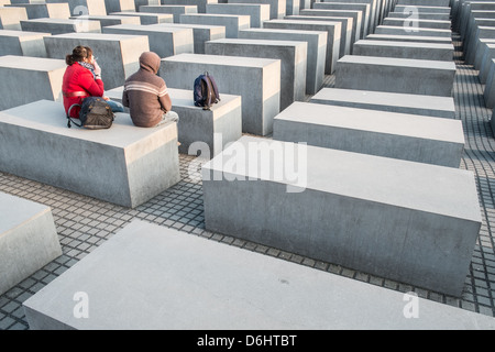 Ein junges Paar, die Reflexion auf das jüdische Mahnmal in Berlin Deutschland Stockfoto