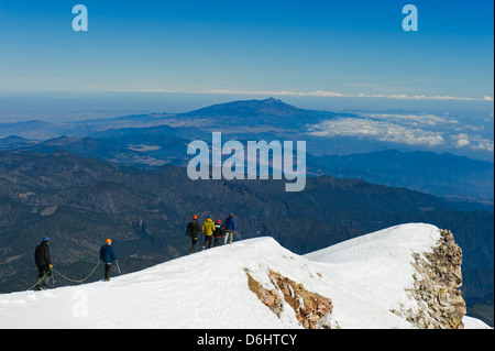 Kletterer am Krater und Gipfel Grat des Pico de Orizaba (5610m), der höchste Berg Mexikos, Bundesstaat Veracruz, Mexiko, Nordamerika Stockfoto