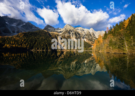 Die hohen Berge der Rieserferner Alpen spiegeln sich im Antholzer See. Rasen-Antholz, Südtirol, Alto Adige, Italien Stockfoto