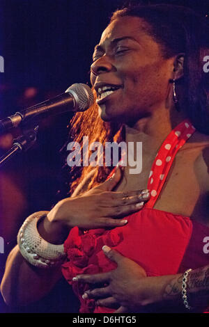 London, UK. 18. April 2013. Die herausragende Flamenco-Sängerin Buika, erklingt in der Union Chapel in Islington, Teil des La Linea Festival, London.  Die Tochter von politischen Flüchtlingen aus Äquatorial-Guinea, Buika wuchs in einem Zigeuner-Viertel in Mallorca. Ihr Album El Ultimo Trago gewann einen Latin Grammy Award, ihre unvergesslichen, rauchigen Stimme in Pedro Almodovar-Film The Skin ich Live In, und hat sie Duette mit dem Portugiesischen Fado-Stern Mariza aufgezeichnet. Dies war ihre erste Überschrift Show in London seit 2008. Bildnachweis: Julio Etchart/Alamy Live-Nachrichten Stockfoto