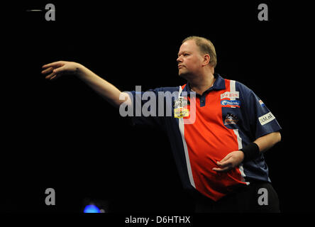 18.04.2013 Dublin, Irland. Raymond van Barneveld in Aktion gegen Michael van Gerwen in Runde elf der Premier League Darts von The O2 in Dublin. Stockfoto