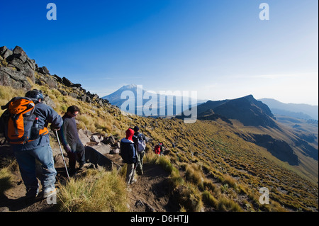 Wanderer auf Volcan de Popocatepetl (5452m), von Volcan de Iztaccíhuatl (5220m) Sierra Nevada, Mexiko, Nordamerika Stockfoto