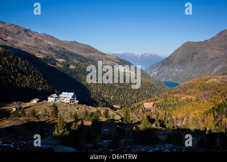 Das Tal mit See Zufrittsee in Südtirol Martelltal. Zufallheutte (ALM) im Vordergrund. Süd-Tirol, Italien. Stockfoto