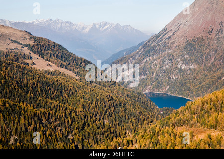 Das Tal mit See Zufrittsee in Südtirol Martelltal. Süd-Tirol, Italien. Stockfoto