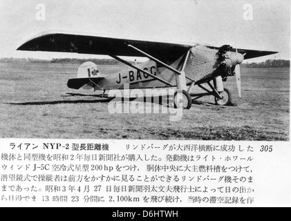 Dieses Bild zeigt eine japanische Kopie des ikonischen Spirit of St. Louis, das erste Flugzeug, das alleine nonstop über den Atlantik flog. Der Nachbau ist eine Hommage an Charles Lindberghs historische Leistung in der Luftfahrt. Stockfoto