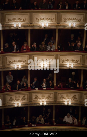 Publikum der Wiener Staatsoper Stockfoto