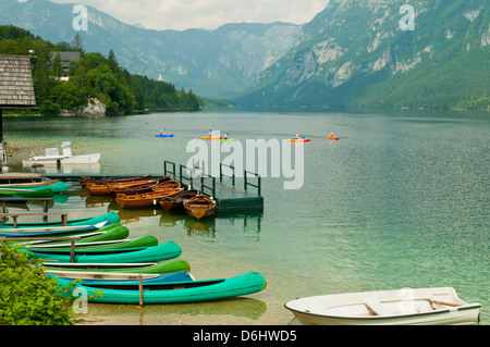 Boote auf See Bohinj, Slowenien Stockfoto