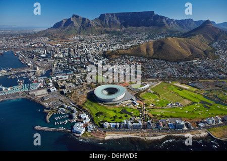 Cape Town Stadium, Metropolitan Golf Club und Tafelberg, Kapstadt, Südafrika - Antenne Stockfoto