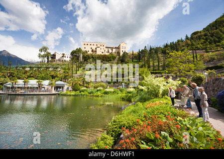 Ostalpen, Südtirol, Italien. Die Gärten von Schloss Trauttmansdorff. Stockfoto