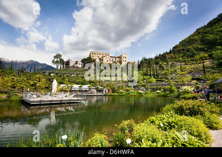 Ostalpen, Südtirol, Italien. Die Gärten von Schloss Trauttmansdorff. Stockfoto