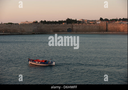 Rhodes, Greece, Blick auf den Yachthafen Marina Mandraki auf die Stadt mit den Resten der Festung Stockfoto