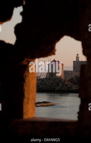 Rhodes, Greece, Blick auf den Yachthafen Marina Mandraki auf der Festung Agios Nikolaos Pyrgos Stockfoto